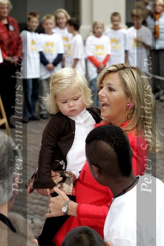 Den Haag 27 september 2005
Prinses Maxima en Prinses Amalia bestellen de eerste kinderpostzegels op paleis noordeinde.