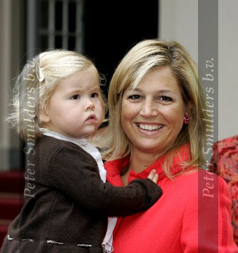 Den Haag 27 september 2005
Prinses Maxima en Prinses Amalia bestellen de eerste kinderpostzegels op paleis noordeinde.