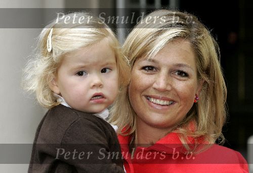 Den Haag 27 september 2005
Prinses Maxima en Prinses Amalia bestellen de eerste kinderpostzegels op paleis noordeinde.