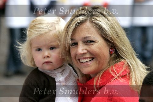 Den Haag 27 september 2005
Prinses Maxima en Prinses Amalia bestellen de eerste kinderpostzegels op paleis noordeinde.