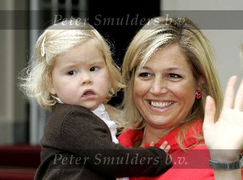 Den Haag 27 september 2005
Prinses Maxima en Prinses Amalia bestellen de eerste kinderpostzegels op paleis noordeinde.