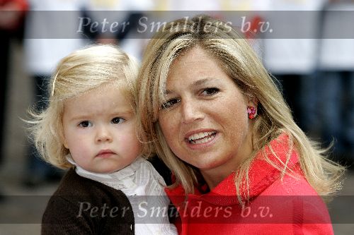 Den Haag 27 september 2005
Prinses Maxima en Prinses Amalia bestellen de eerste kinderpostzegels op paleis noordeinde.