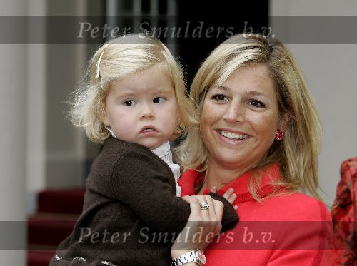 Den Haag 27 september 2005
Prinses Maxima en Prinses Amalia bestellen de eerste kinderpostzegels op paleis noordeinde.