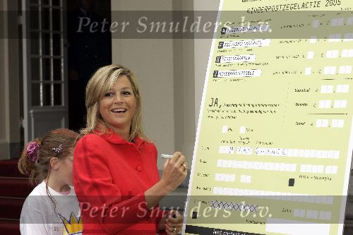 Den Haag 27 september 2005
Prinses Maxima en Prinses Amalia bestellen de eerste kinderpostzegels op paleis noordeinde.