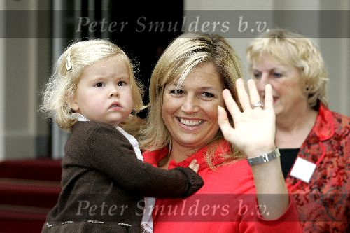 Den Haag 27 september 2005
Prinses Maxima en Prinses Amalia bestellen de eerste kinderpostzegels op paleis noordeinde.