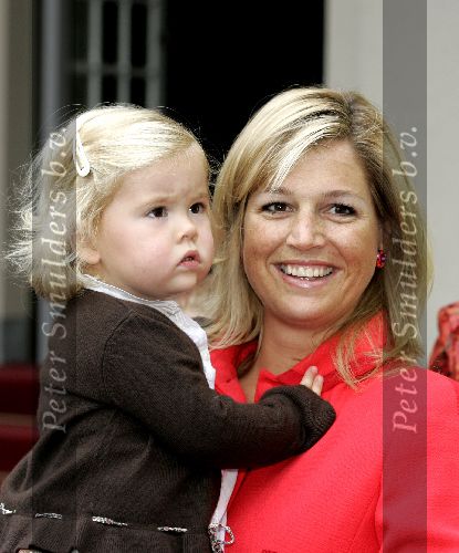 Den Haag 27 september 2005
Prinses Maxima en Prinses Amalia bestellen de eerste kinderpostzegels op paleis noordeinde.