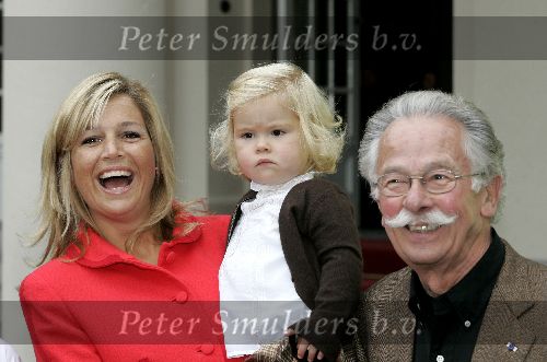 Den Haag 27 september 2005
Prinses Maxima en Prinses Amalia bestellen de eerste kinderpostzegels op paleis noordeinde.