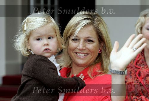 Den Haag 27 september 2005
Prinses Maxima en Prinses Amalia bestellen de eerste kinderpostzegels op paleis noordeinde.