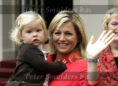 Den Haag 27 september 2005
Prinses Maxima en Prinses Amalia bestellen de eerste kinderpostzegels op paleis noordeinde.