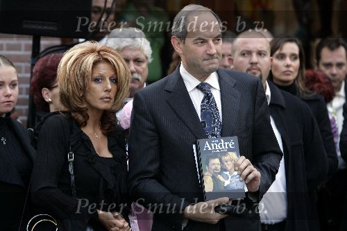 Amsterdam 23 september 2005
Onthulling beeld van Andre Hazes op zijn eerste sterfdag.
Rachel Hazes en Job Cohen met boek