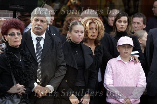 Amsterdam 23 september 2005
Onthulling beeld van Andre Hazes op zijn eerste sterfdag.
 Rachel Hazes  Dre Hazes Roxanne Hazes en Jan v galen en Riedel