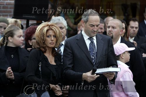 Amsterdam 23 september 2005
Onthulling beeld van Andre Hazes op zijn eerste sterfdag.
Rachel Hazes en Job Cohen met boek