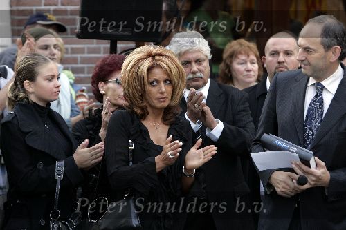 Amsterdam 23 september 2005
Onthulling beeld van Andre Hazes op zijn eerste sterfdag.
Rachel Hazes en Job Cohen en Roxanne