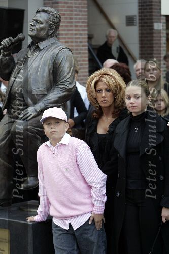 Amsterdam 23 september 2005
Onthulling beeld van Andre Hazes op zijn eerste sterfdag.
Rachel Hazes   en Roxanne en Andre jr