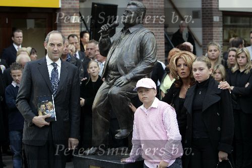 Amsterdam 23 september 2005
Onthulling beeld van Andre Hazes op zijn eerste sterfdag.
Rachel Hazes en Job Cohen en Roxanne en Andre jr