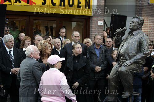 Amsterdam 23 september 2005
Onthulling beeld van Andre Hazes op zijn eerste sterfdag.
 Rachel Hazes  Dre Hazes Roxanne Hazes enJohnny Kraaykamp sr