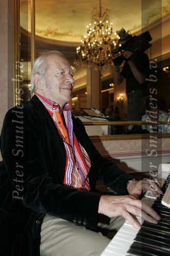 Amsterdam 2 september 2005
Presentatie boek Ramses Shaffy in hotel l\'europe.
Ramses  Shaffy achter piano
