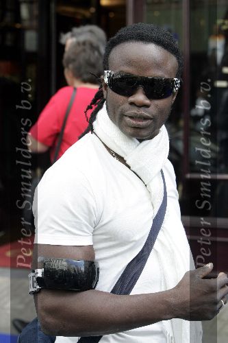 Amsterdam 24 september 2005
Regilio Tuur met allernieuwste Bikkemberg bril op pc hooftstraat