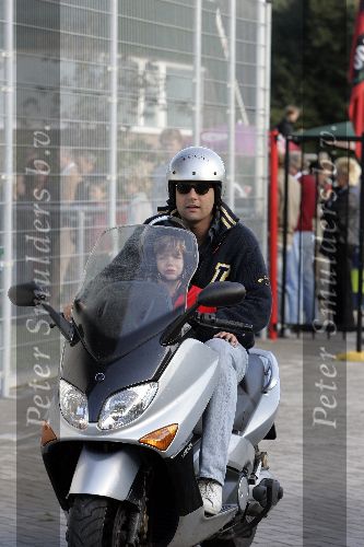 Amsterdam 17 september 2005
Reinout Oerlemans met  Thijmen op scooter/moter