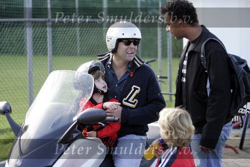 Amsterdam 17 september 2005
Reinout Oerlemans met  Thijmen op scooter/moter en Ruud Gullit en Max bij AFC