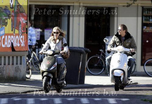 Amsterdam 17 september 2005
Winston Gerschtanowitz en Renate Verbaan op vespa scooters in Amsterdam