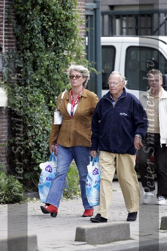 Amsterdam 16 september 2005
Rijk de Gooyer boodschappen doen met zijn vriendin Nel.