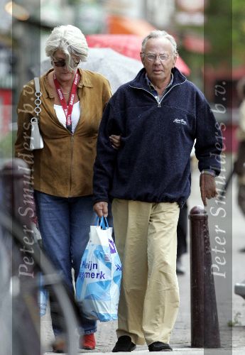 Amsterdam 16 september 2005
Rijk de Gooyer boodschappen doen met zijn vriendin Nel.