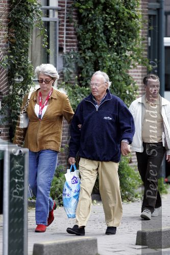 Amsterdam 16 september 2005
Rijk de Gooyer boodschappen doen met zijn vriendin Nel.