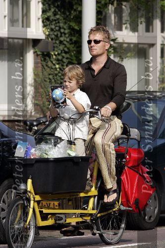 Amsterdam 10 september 2005
Roef Ragas met zijn zoontje op bakfiets