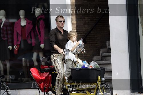Amsterdam 10 september 2005
Roef Ragas met zijn zoontje op bakfiets