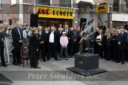 Amsterdam 23 september 2005
Onthulling beeld van Andre Hazes op zijn eerste sterfdag.
 Rachel Hazes  Dre Hazes Roxanne Hazes en