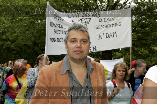Amsterdam 24 september 2005
Demonstratieloop voor honden los in het vondelpark.
Theodor Holman