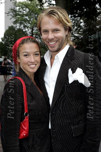 Aarle Rixtel 20 augustus 2005
Trouwen Nienke Romer met Frederik Brom.
Katja Schuurman met hoofddoekje en Thijs Romer