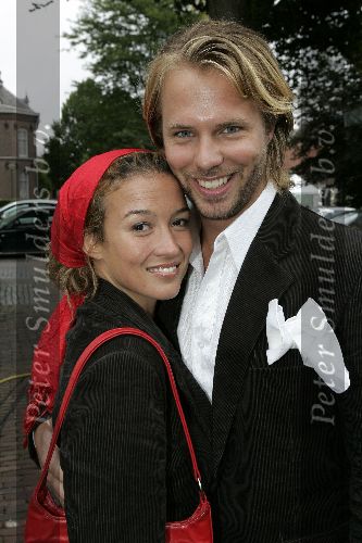Aarle Rixtel 20 augustus 2005
Trouwen Nienke Romer met Frederik Brom.
Katja Schuurman met hoofddoekje en Thijs Romer