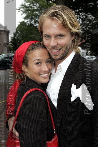 Aarle Rixtel 20 augustus 2005
Trouwen Nienke Romer met Frederik Brom.
Katja Schuurman met hoofddoekje en Thijs Romer
