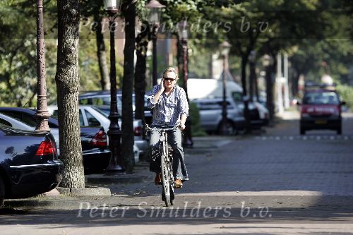Amsterdam 23 september 2005
Tom Egbers met gsm op fiets