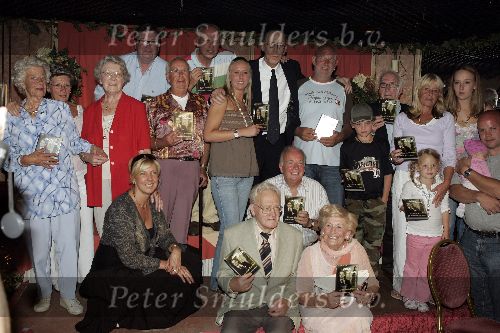 Amsterdam 30 augustus 2005
Presentatie dvd Johnny Jordaan.
Familie Johnny Jordaan en Ria Alberti Ton Sliedrecht en zoon Tante Leen en Rob v d Meeberg