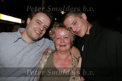 Amsterdam 4 september 2005
Premiere Schnitzel paradijs in city theater.
Tygo Gernandt met moeder en broer