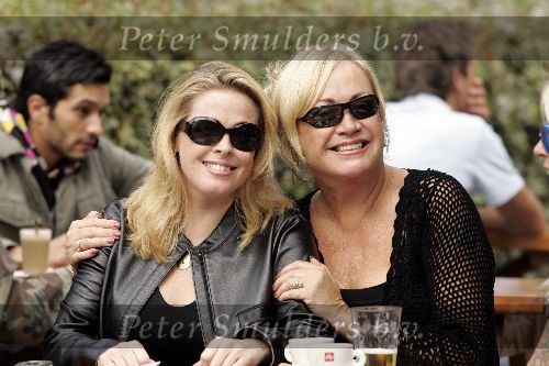 Amsterdam 24 september 2005
Viola Holt met dochter in het vondelpark