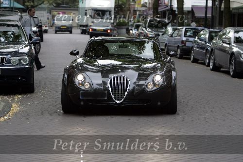 Amsterdam 2 september 2005
Jort Kelder met sportwagen Wiesmann GT op cornelis schuytstraat.
Er rijdt van deze auto slechts een exemplaar in Nederland