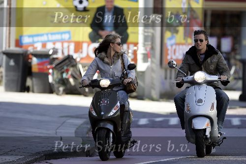 Amsterdam 17 september 2005
Winston Gerschtanowitz en Renate Verbaan op vespa scooters in Amsterdam