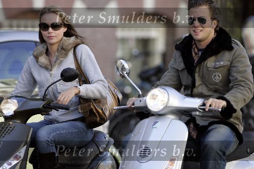 Amsterdam 17 september 2005
Winston Gerschtanowitz en Renate Verbaan op vespa scooters in Amsterdam