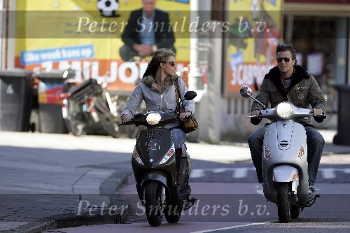 Amsterdam 17 september 2005
Winston Gerschtanowitz en Renate Verbaan op vespa scooters in Amsterdam