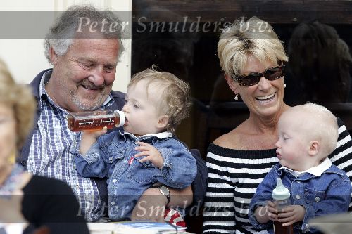 Amsterdam 20 september 2005
Jules Croiset met zijn vrouw Puck Croiset en hun 2 kleinkinderen op terras