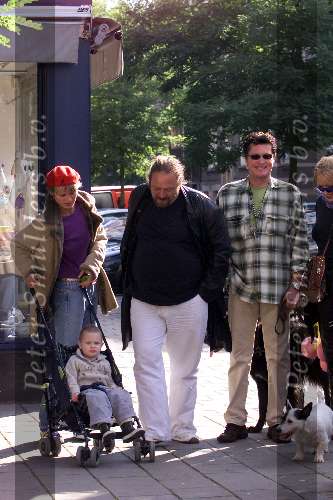 Amsterdam 23 september 2001
Barry Hay wandelend met hondje en vrouw(rood petje) 
Henk Schiffmacher met vrouw