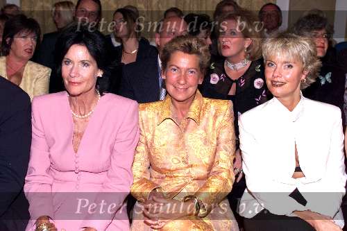 Amsterdam 10 september 2001
Modeshow van Frans Molenaar in het Amstel Hotel.
 Iv.l.n.r. Gretta Duisenberg, Janine v d Ende en Coco de Meyere