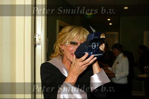 Amsterdam 1 september 2003
Modeshow Monique Collignon in hotel the grand
Jet v d Meij met Polaroid camera