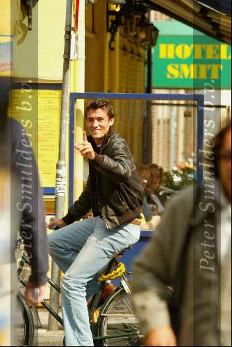 Amsterdam 3 september 2003
John v Lottum op fiets in pc hooftstraat