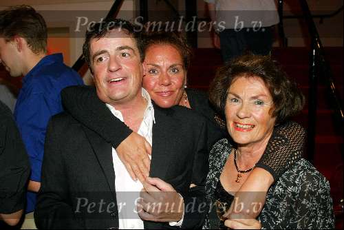 Amsterdam 22 september 2003
Premiere in de wolken
Johnny Kraaykamp jr met zijn moeder en zus