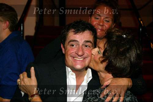 Amsterdam 22 september 2003
Premiere in de wolken
Johnny Kraaykamp jr met zijn kussende moeder